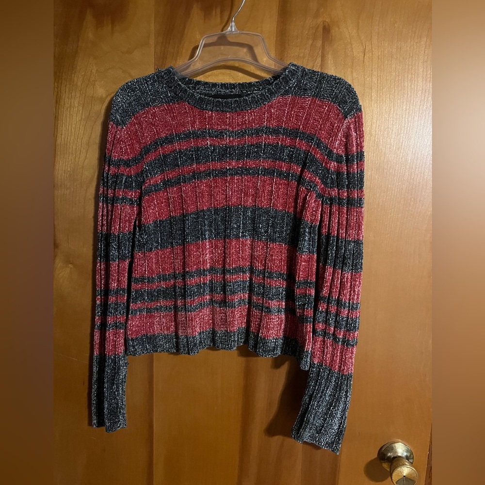 Cropped long sleeve sweater.